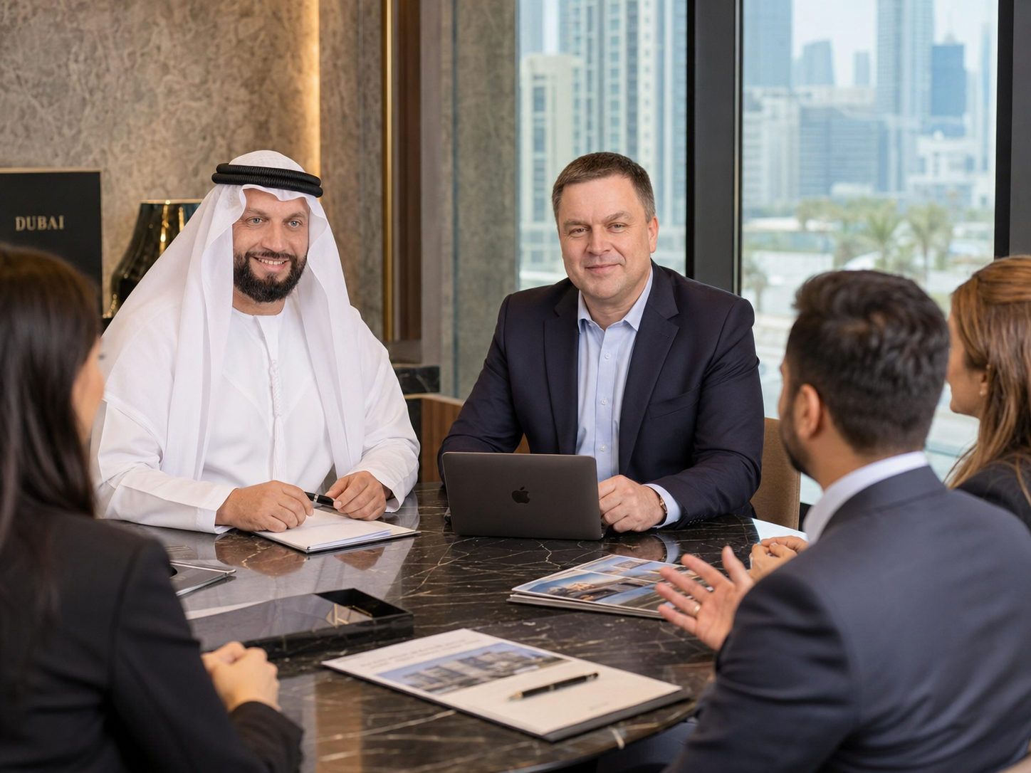 Beratungsgespräch mit deutschsprachigen Investoren in einem Dubai-Büro