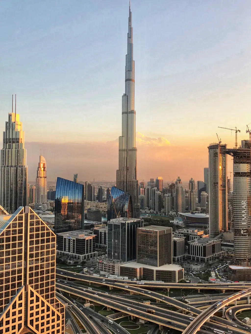 Dubai Downtown Skyline im Sonnenuntergang